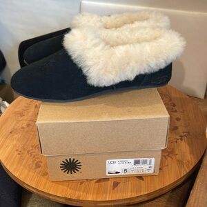 Ugg Womens Kendyl black suede shearling moccasin slipper size 5  box included